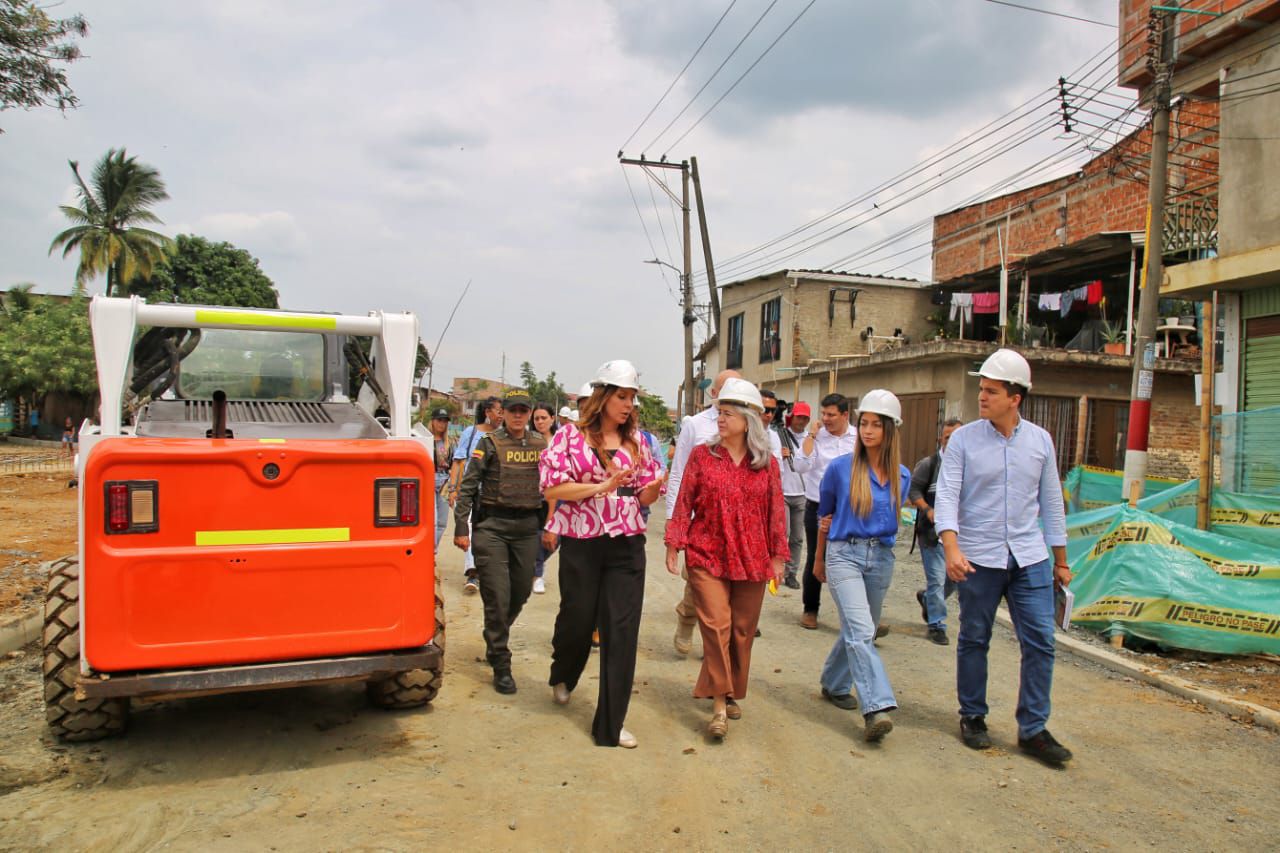 La ministra de Vivienda, Catalina Velasco recorrió las calles del municipio de Guacarí, para visitar las obras de ampliación de la red de acueducto.  Foto: Cortesía Minvivienda
