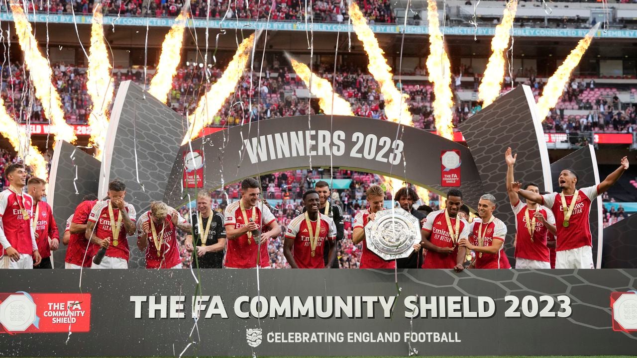 Los jugadores del Arsenal celebran después de ganar el último partido de fútbol de la Community Shield de la FA inglesa entre el Arsenal y el Manchester City en el estadio de Wembley en Londres, el domingo 6 de agosto de 2023. (Foto AP/Kirsty Wigglesworth)
