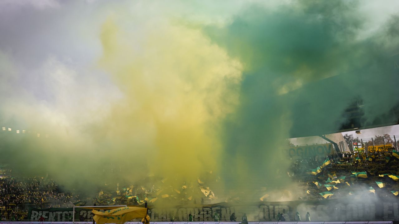 Bengalas sobre el estadio en el encuentro de la liga francesa entre el Nantes y Reims en el Estadio Stade de la Beaujoire el domingo 5 de noviembre del 2023. (AP Foto/Jeremias Gonzalez)