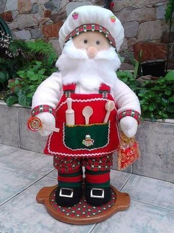 Los papas noeles suelen ser una de las decoraciones más tiernas en las decoraciones navideñas.