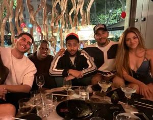La artista internacional y el piloto de la Fórmula 1 fueron captados en una cena con amigos en Barcelona.