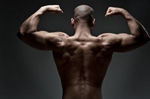 Vista posterior de los hombros y bíceps flexionados de un hombre negro musculoso