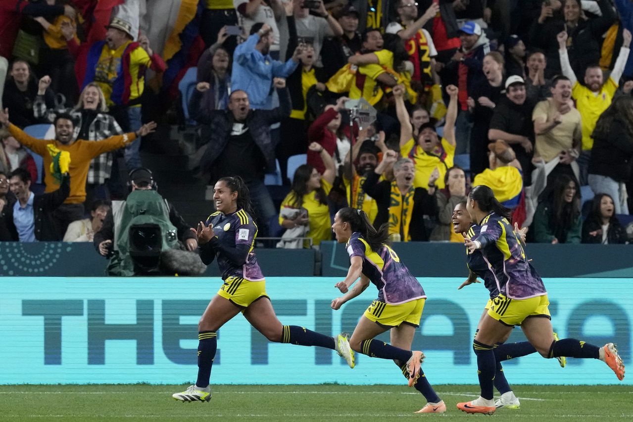 Manuela Vanegas de Colombia, a la izquierda, celebra después de anotar el segundo gol de su equipo durante el partido de fútbol del Grupo H de la Copa Mundial Femenina entre Alemania y Colombia en el Estadio de Fútbol de Sydney en Sydney, Australia, el domingo 30 de julio de 2023. (Foto AP/Mark Baker)
