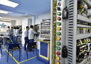 Infraestructura. En el laboratorio de electrónica de la sede del Sena en el barrio Salomia los estudiantes hacen prácticas sobre instalación de redes.