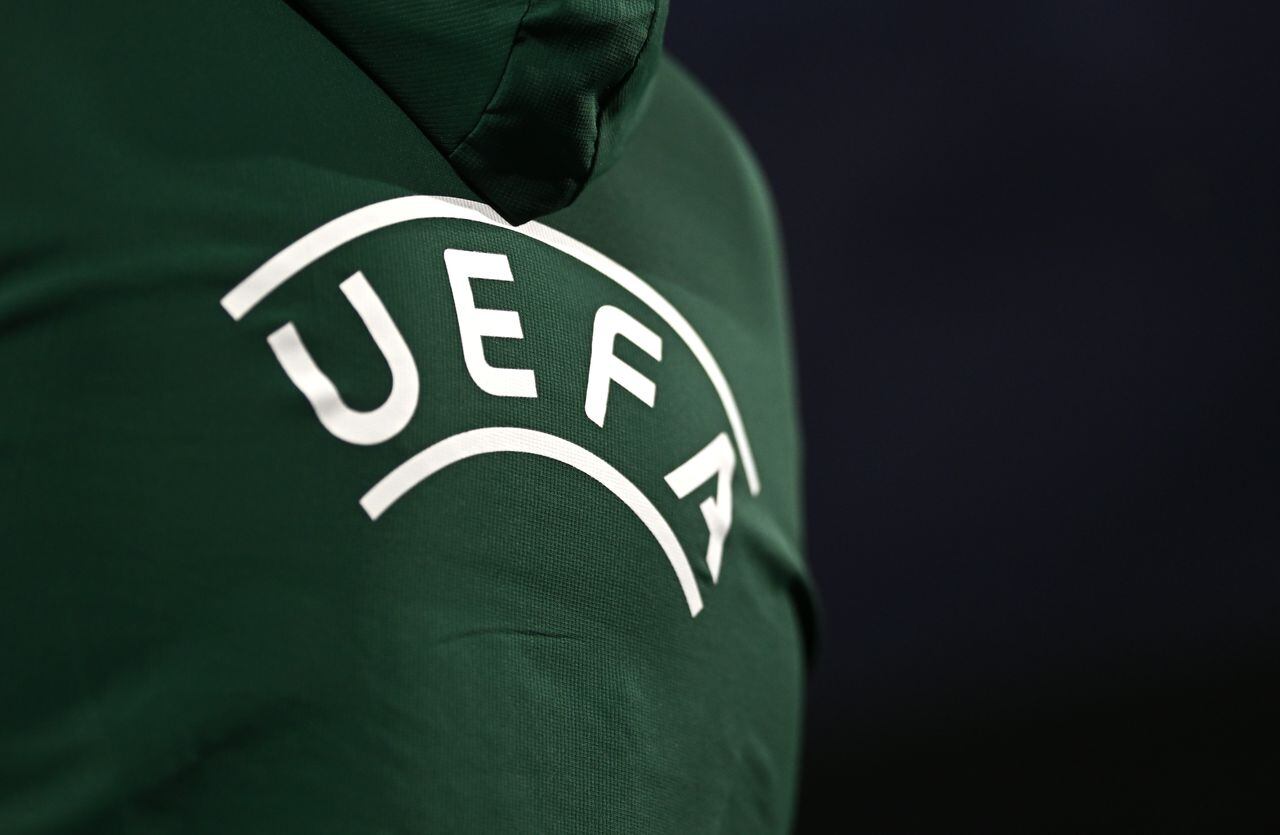 La Premier League busca alinearse con las normas de la UEFA.