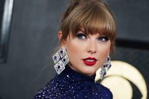 ARCHIVO - Taylor Swift llega a la 65ª entrega anual de los premios Grammy, el 5 de febrero de 2023, en Los Ángeles. La estrella del pop ha colocado oficialmente más álbumes en el No. 1 que cualquier otra mujer en la historia. La regrabación de Swift de su álbum de 2010 "Speak Now (Taylor's Version)", el tercero en su esfuerzo por volver a grabar sus primeros seis álbumes, debutó oficialmente en el número 1 en el Billboard 200. (Foto Jordan Strauss/Invision/AP, archivo)
