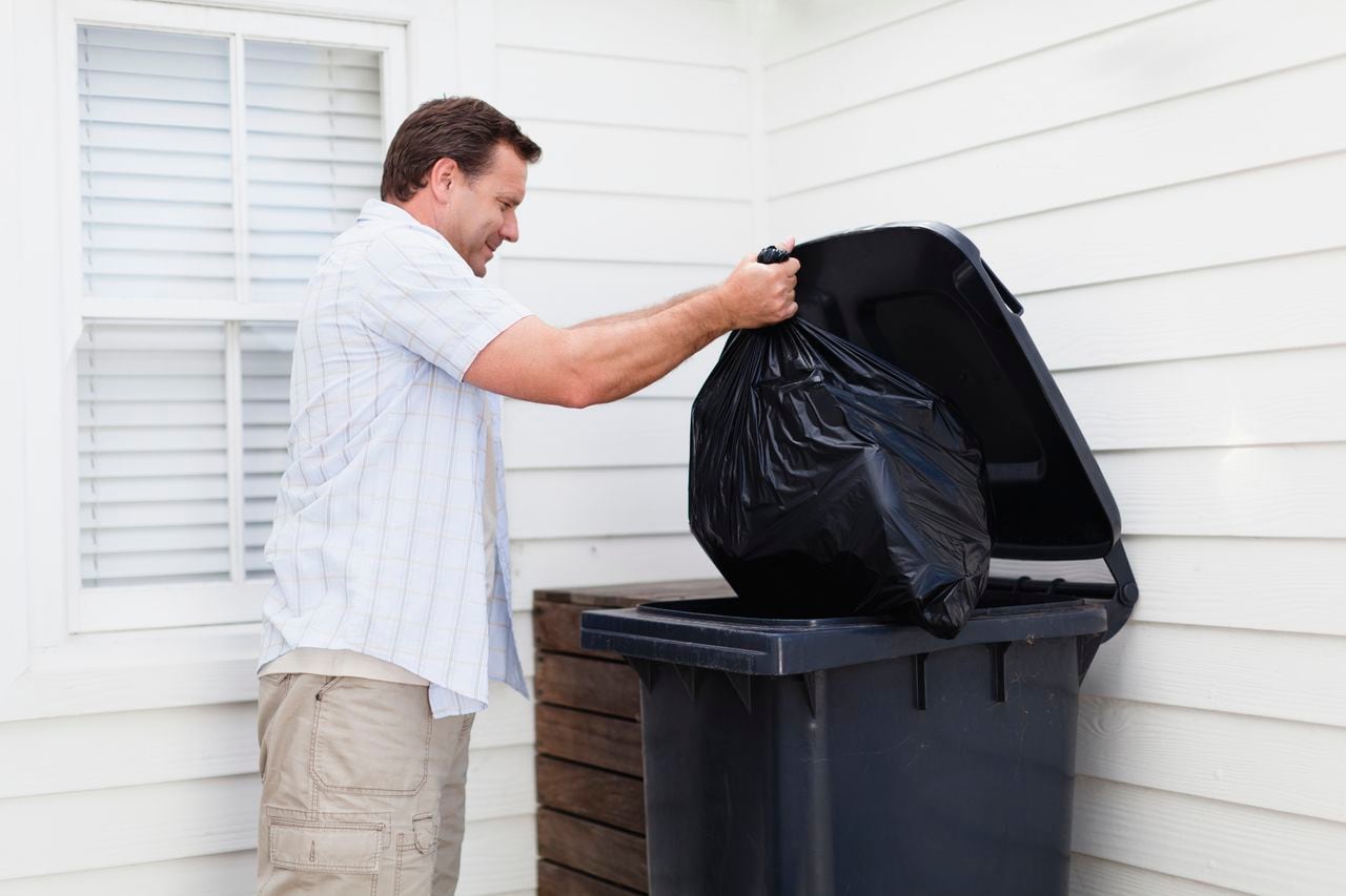 Sacar la basura puede ayudar a prevenir la aparición de cucarachas.