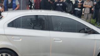 El auto fue atacado por todos los lados. Los sicarios dispararon a través de las ventanas