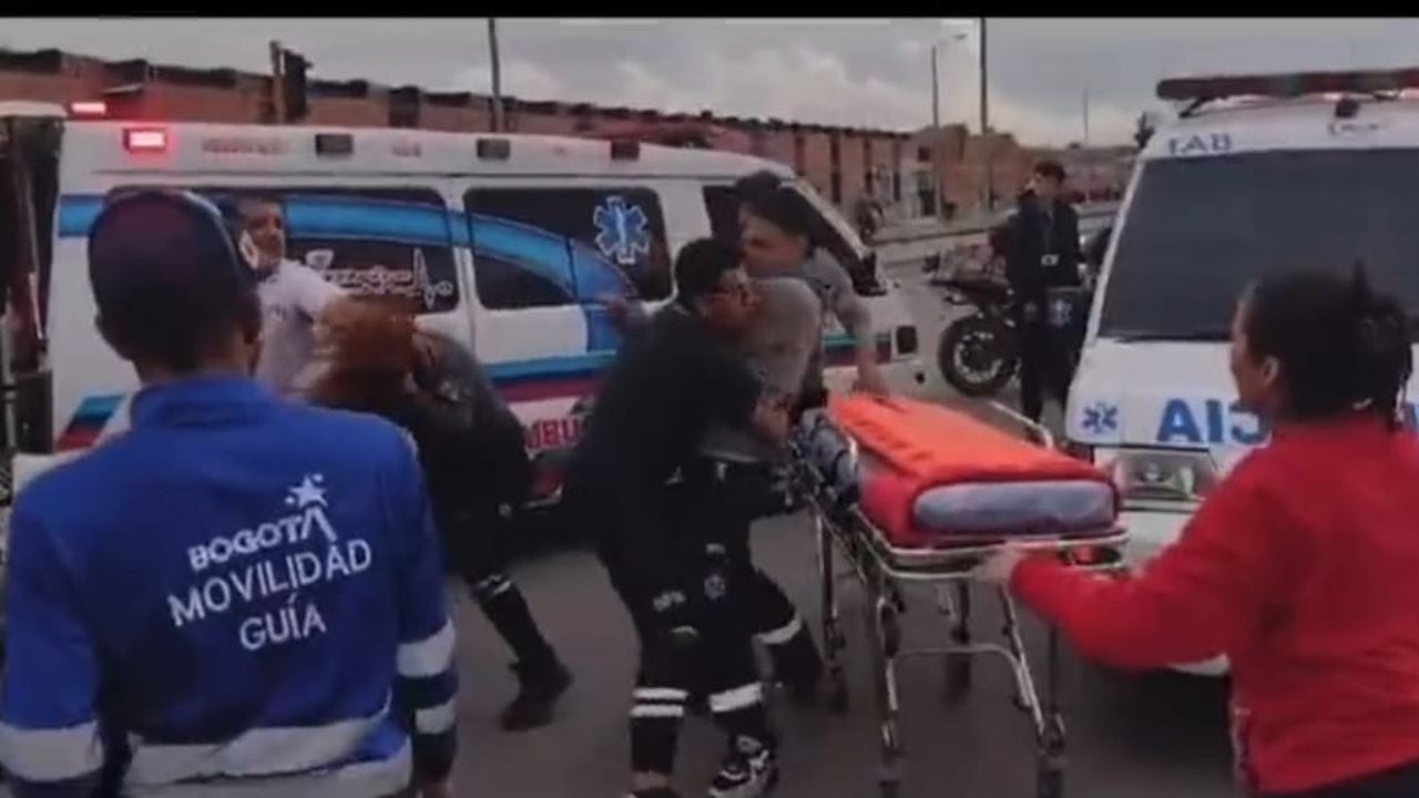 Funcionarios de ambulancias se fueron a los puños y patadas por ver quién atendía a un paciente accidentado en Bogotá. El hecho causó estupor en la comunidad. Foto tomada de redes sociales