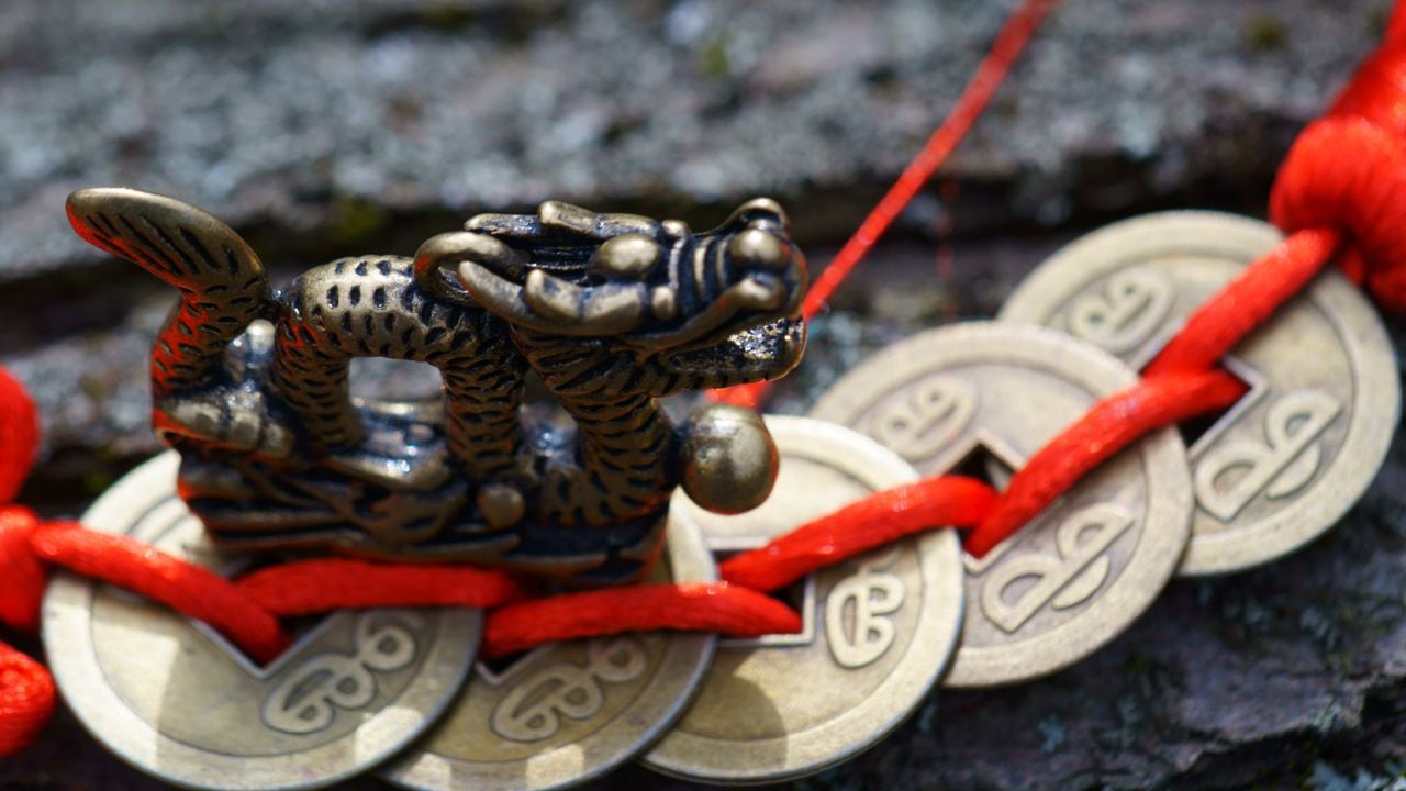 Este año, se puede dar la bienvenida a la temporada festiva con un toque especial al conocer el sencillo ritual del Feng Shui con monedas chinas, preparándose así para atraer la abundancia.