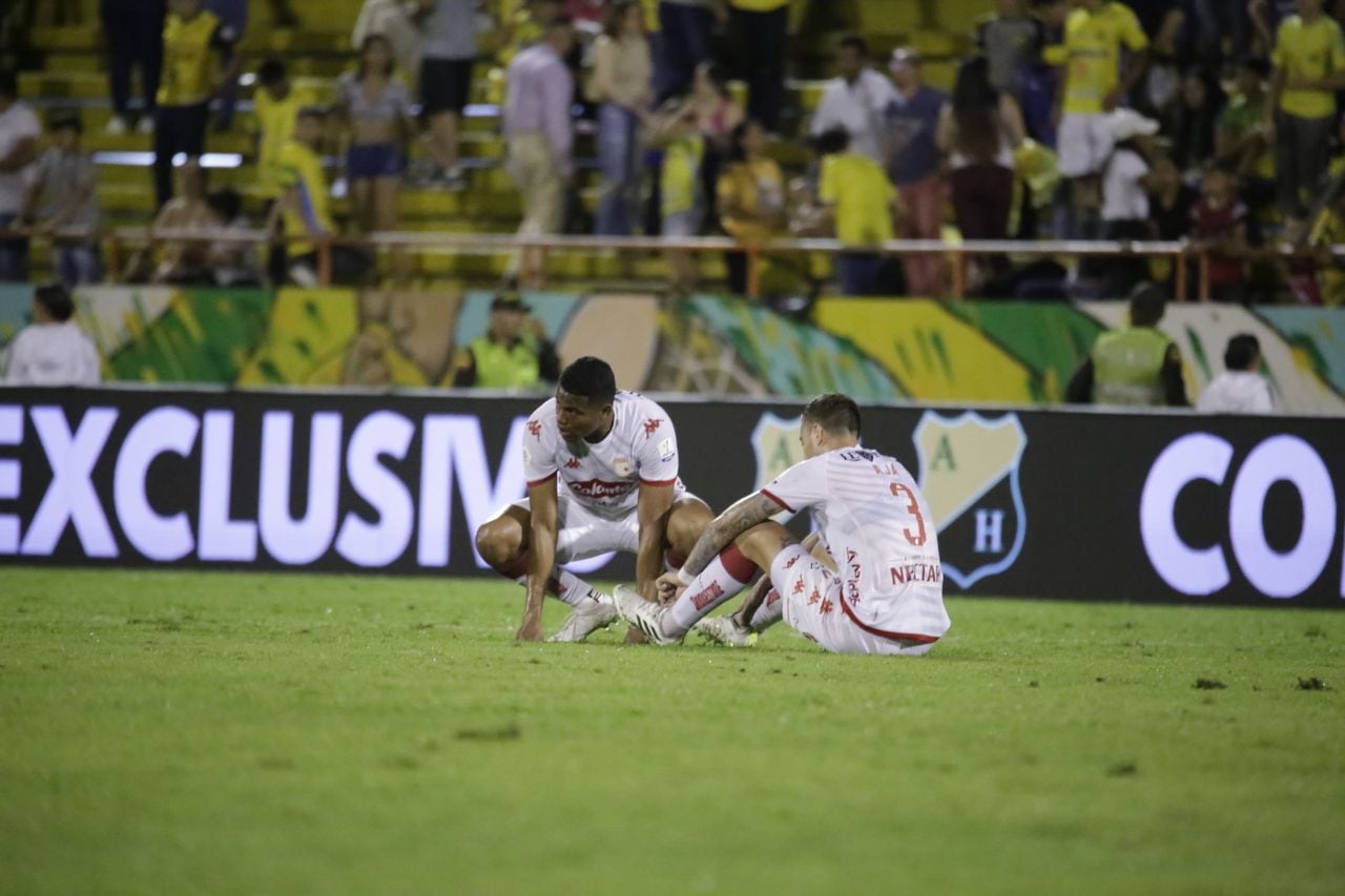 Yeison Moreno y José Aja se lamentan tras el empate de Santa Fe ante el Atlético Huila.