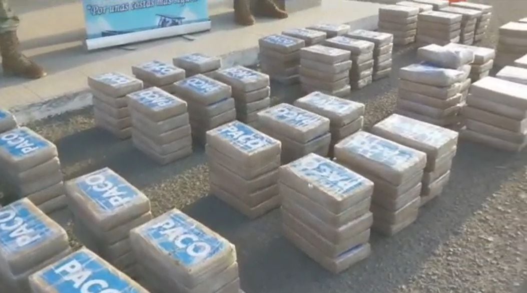 Las autoridades lograron incautar varias toneladas de cocaína camufladas en los vehículos de carga y las lanchas rápidas.