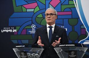 El secretario general adjunto de la UEFA, Giorgio Marchetti, pronuncia un discurso durante el sorteo de octavos de final del torneo de fútbol de la Liga de Campeones de la UEFA 2023-2024 en la Casa del Fútbol Europeo en Nyon, el 18 de diciembre de 2023. (Foto de Fabrice COFFRINI / AFP)