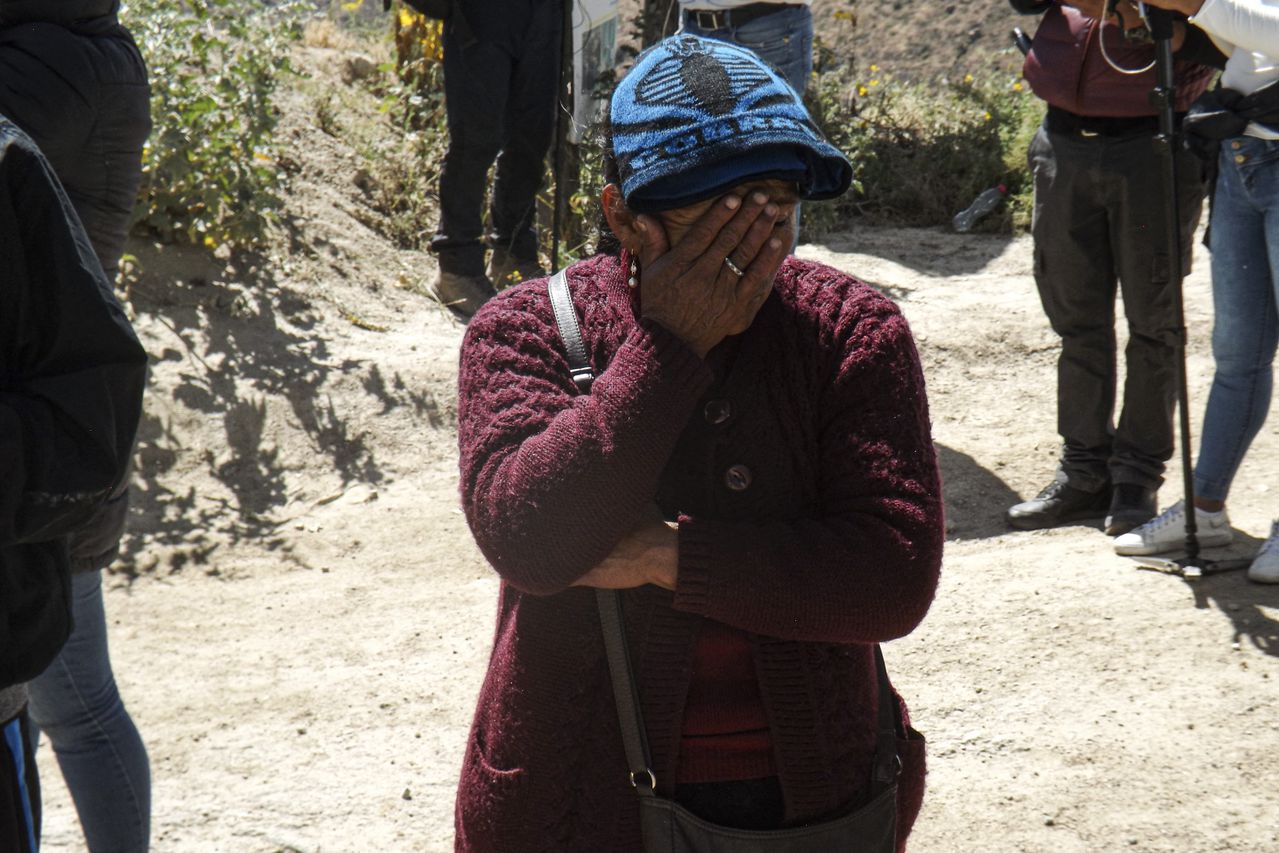 Un familiar de un minero llora mientras espera en la entrada de la mina La Esperanza, donde al menos 27 personas murieron en el distrito de Yanaquihua de Arequipa, al sur de Perú, el 7 de mayo de 2023.