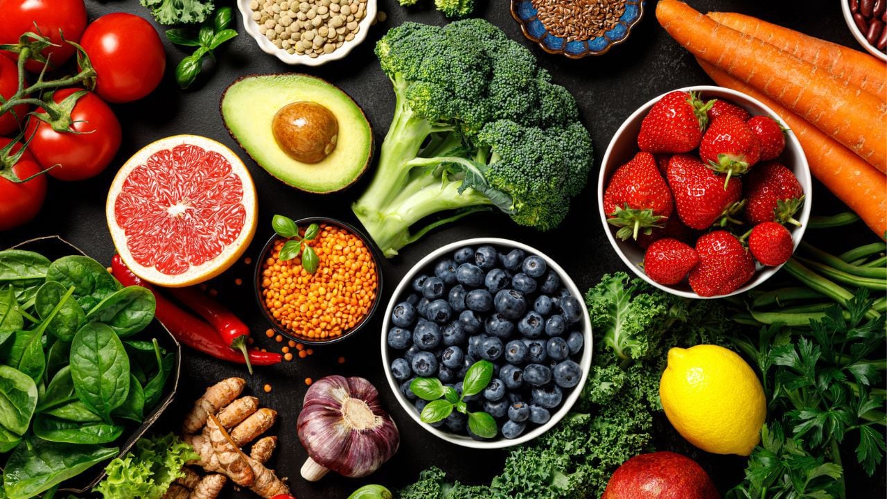 Las frutas y las verduras son esenciales para una alimentación balanceada.
