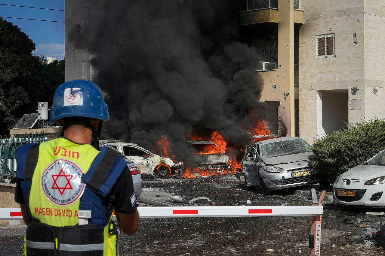 Un carro en llamas luego de que un misil, disparado desde la Franja de Gaza, impactara un vehículo estacionado en un edificio residencial en Ashkelon, sur de Israel. Los cohetes fueron lanzados por Hamás en una nueva operación contra Israel. (AP Photo/Tsafrir Abayov)