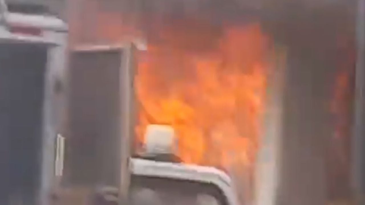 Incendio en el estadio Polideportivo Sur de Envigado. Bomberos buscan solucionar la emergencia.