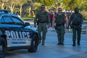 Miembros del personal de emergencias acuden al lugar del tiroteo registrado en la escuela secundaria Marjory Stoneman Douglas de la ciudad de Parkland, en el sureste de Florida (Estados Unidos).