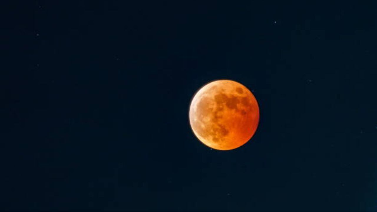 Ritual para atraer el amor y la buena suerte durante el eclipse de Luna de sangre de este 5 de mayo