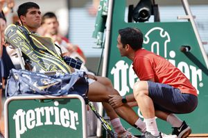 El español Carlos Alcaraz recibe asistencia médica durante su partido de semifinales del Abierto de Francia de tenis contra el serbio Novak Djokovic en el estadio Roland Garros de París, el viernes 9 de junio de 2023. (AP Photo/Jean-Francois Badias)