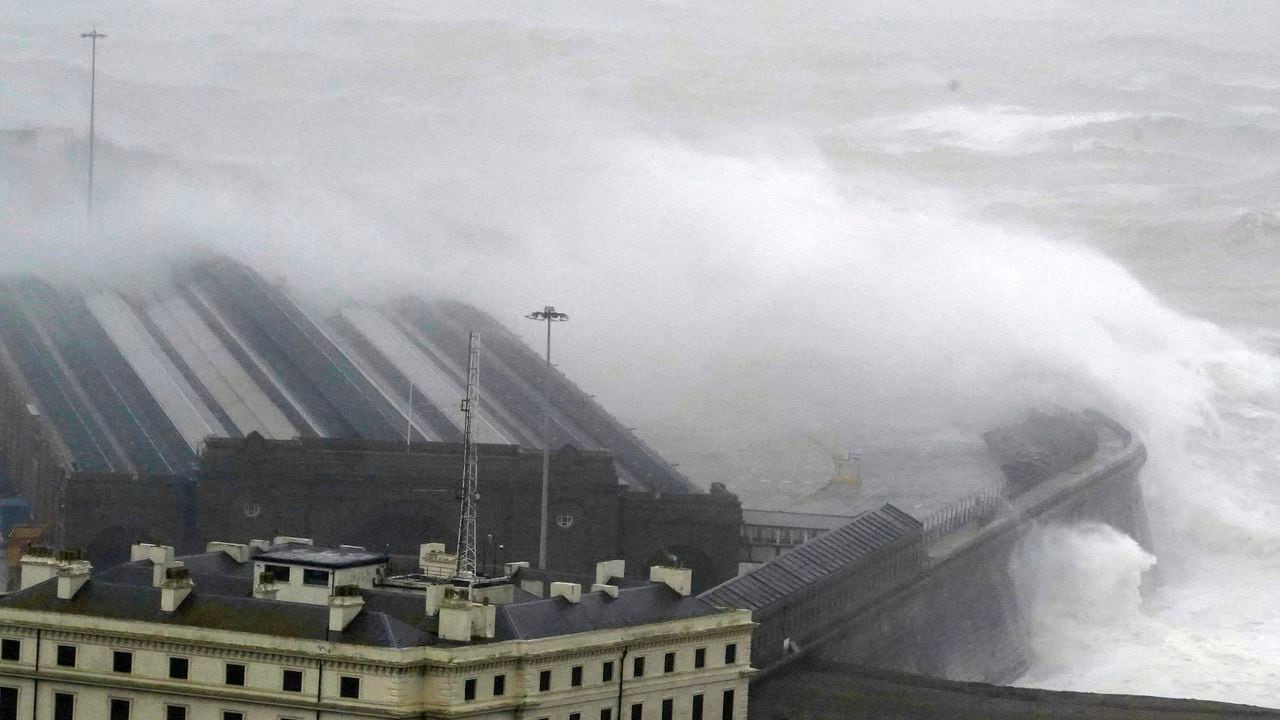 Las olas rompen sobre el muro del puerto mientras la tormenta Ciaran trae fuertes vientos y fuertes lluvias a lo largo de la costa sur de Inglaterra, en Folkestone, el jueves 2 de noviembre de 2023. Vientos de hasta 180 kilómetros por hora