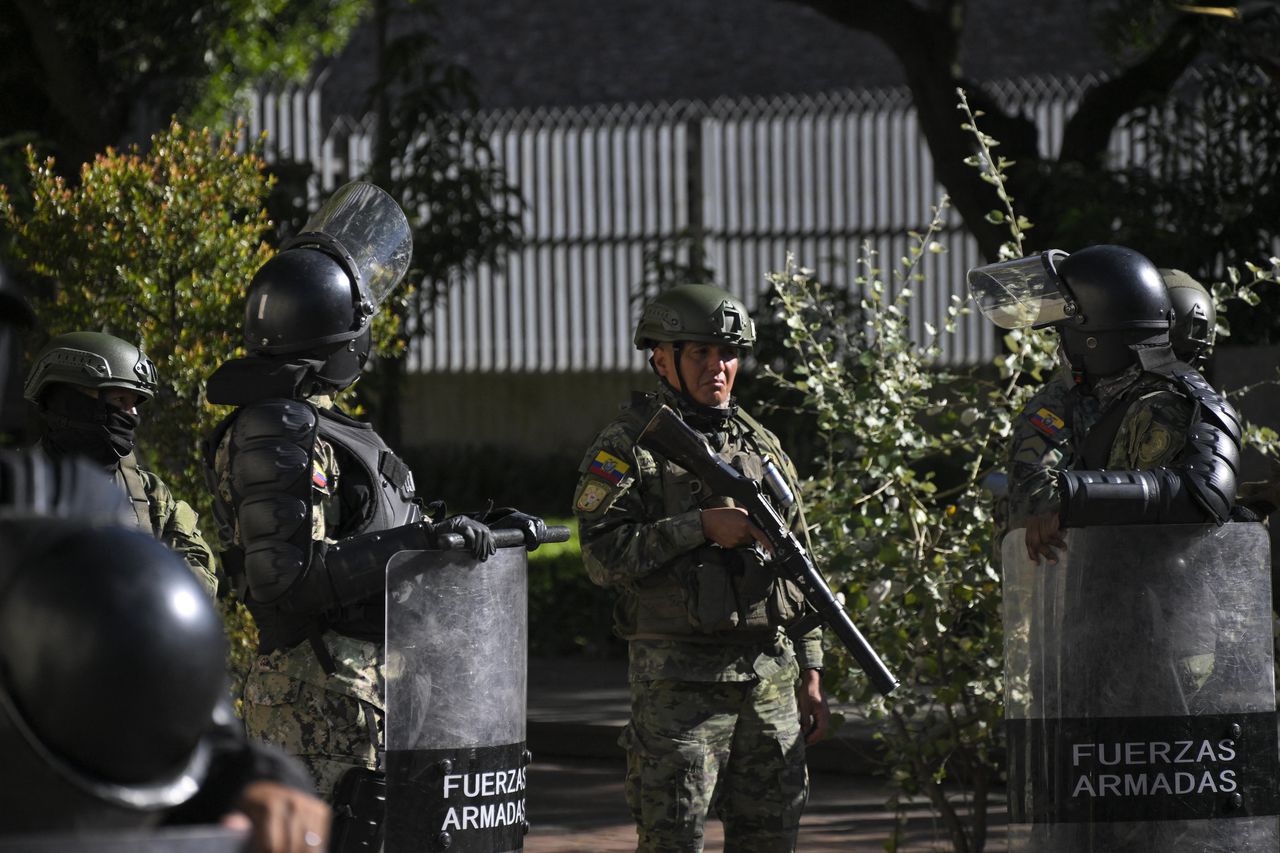Las fuerzas militares montan guardia frente al Palacio Presidencial de Carondelet en Quito después de que el presidente de Ecuador, Guillermo Lasso, disolviera la legislatura.