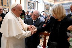 El Papa Francisco se reúne con el director Martin Scorsese y su esposa Helen Morris durante una conferencia promovida por La Civilta Cattolica y la Universidad de Georgetown en el Vaticano
