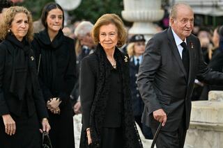 El ex rey español Juan Carlos y la ex reina Sofía, llegaron para el funeral del ex rey de Grecia Constantino II en la Catedral Metropolitana de Atenas, el 16 de enero de 2023.