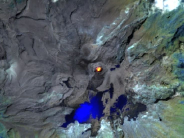 El punto naranja que ven en la imagen es la anomalía térmica del volcán Nevado del Ruiz.