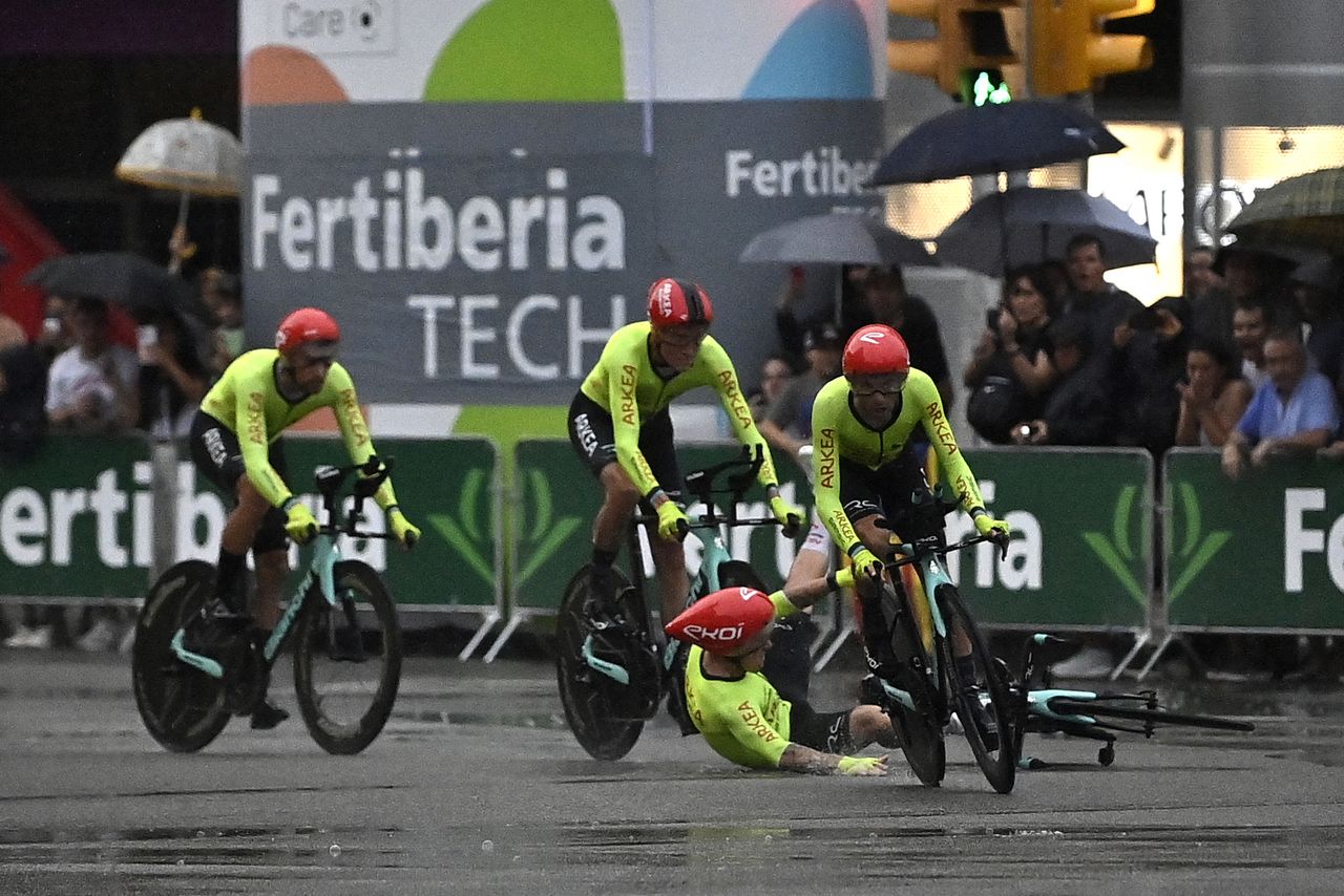 El ciclista francés del equipo Arkea-Samsic, Hugo Hofstetter, cae durante la primera etapa de la Vuelta ciclista a España 2023, una contrarreloj por equipos de 14,8 km en Barcelona, ​​el 26 de agosto de 2023.