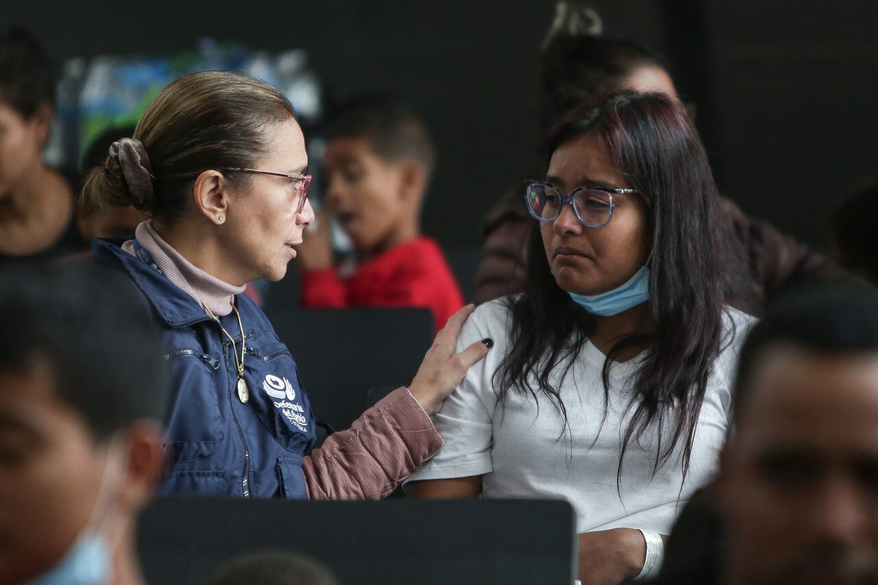 Bogotá. Mayo 11 de 2023. Varias familias son atendidas por Migración Colombia y la Defensoria del pueblo en el Aeropuerto Internacional El Dorado, luego de ser retornadas desde los Estados Unidos. (Colprensa - John Paz)