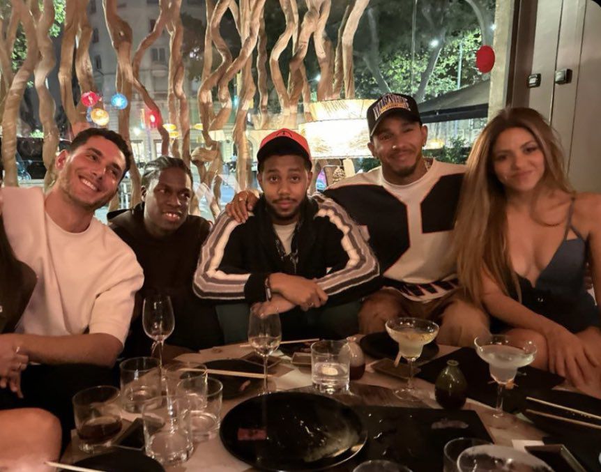 Shakira y Lewis en una cena con amigos