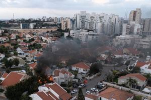 Una nube del humo señala el lugar donde un proyectil disparado desde la Franja de Gaza alcanzó una vivienda en Ashkelon, en el sur de Israel, el 7 de octubre de 2023. (AP Foto/Tsafrir Abayov)
