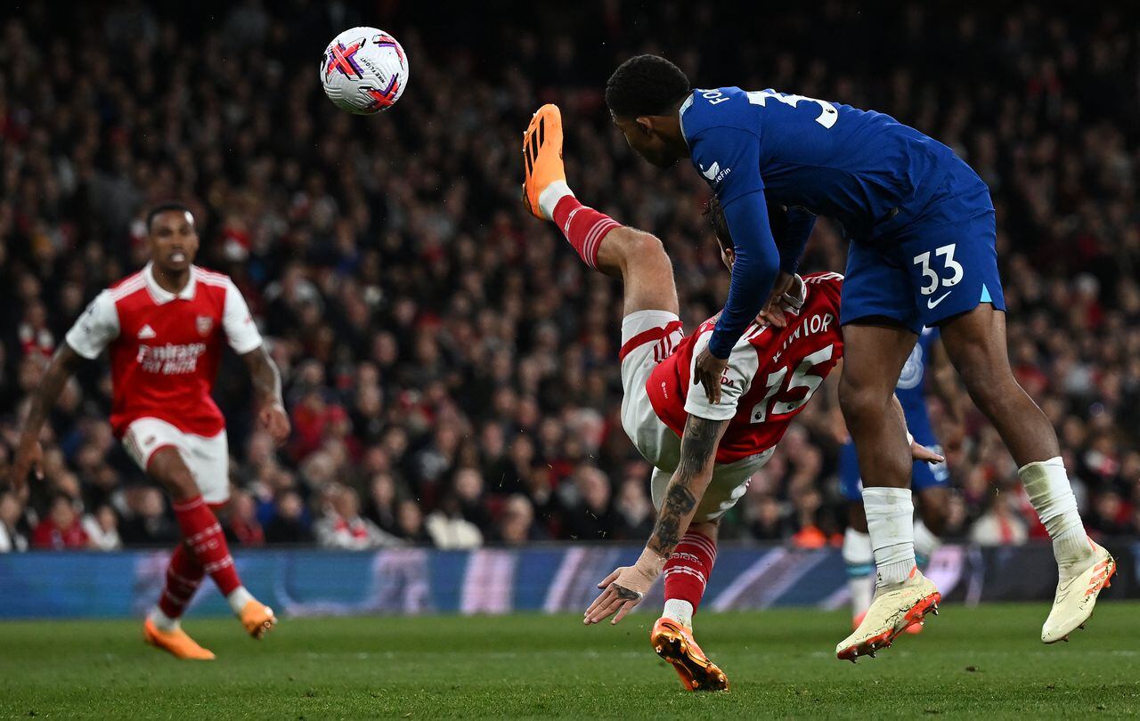 El defensor francés del Chelsea Wesley Fofana defiende un balón en contra del defensor polaco del Arsenal Jakub Kiwior durante un juego de la Premier League inglesa.