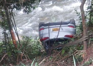 Una camioneta cayó a la orilla del río Pance, en el sector de la Vorágine, en el sur de Cali.