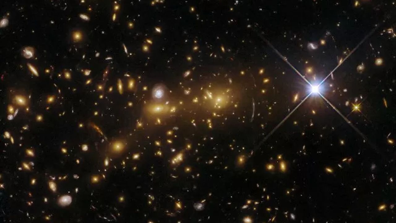 La imagen muestra un cúmulo de galaxias que fueron captadas por el telescopio Hubble.