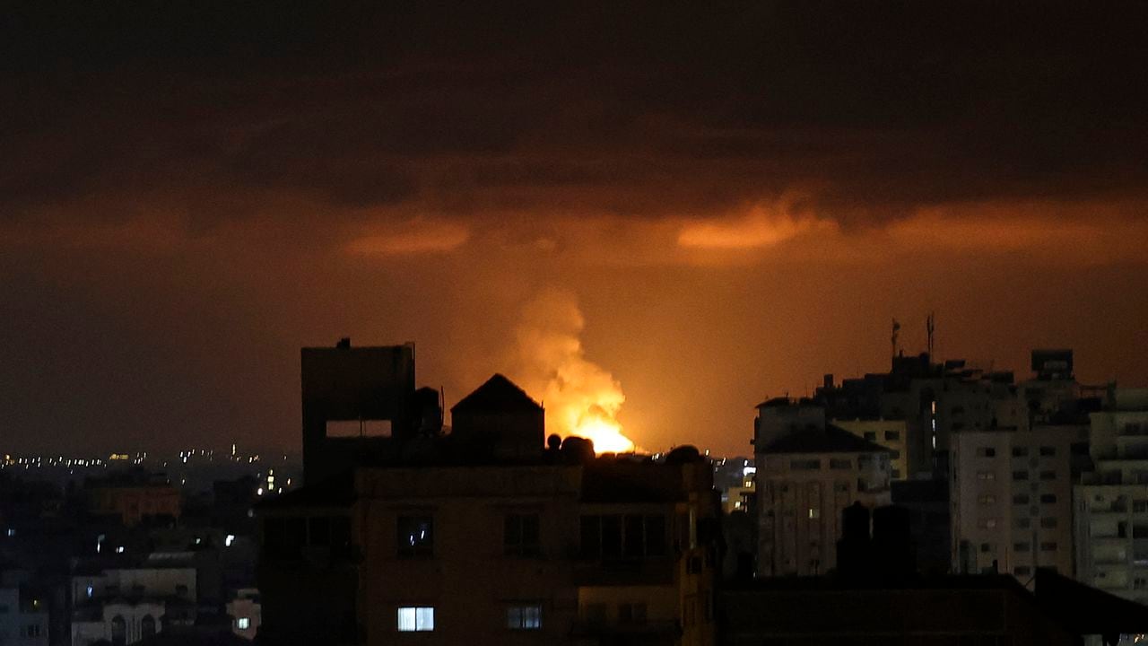 El humo y las llamas se elevan sobre los edificios después de un ataque aéreo israelí en la ciudad de Gaza, Territorios Palestinos, el 9 de mayo de 2023.