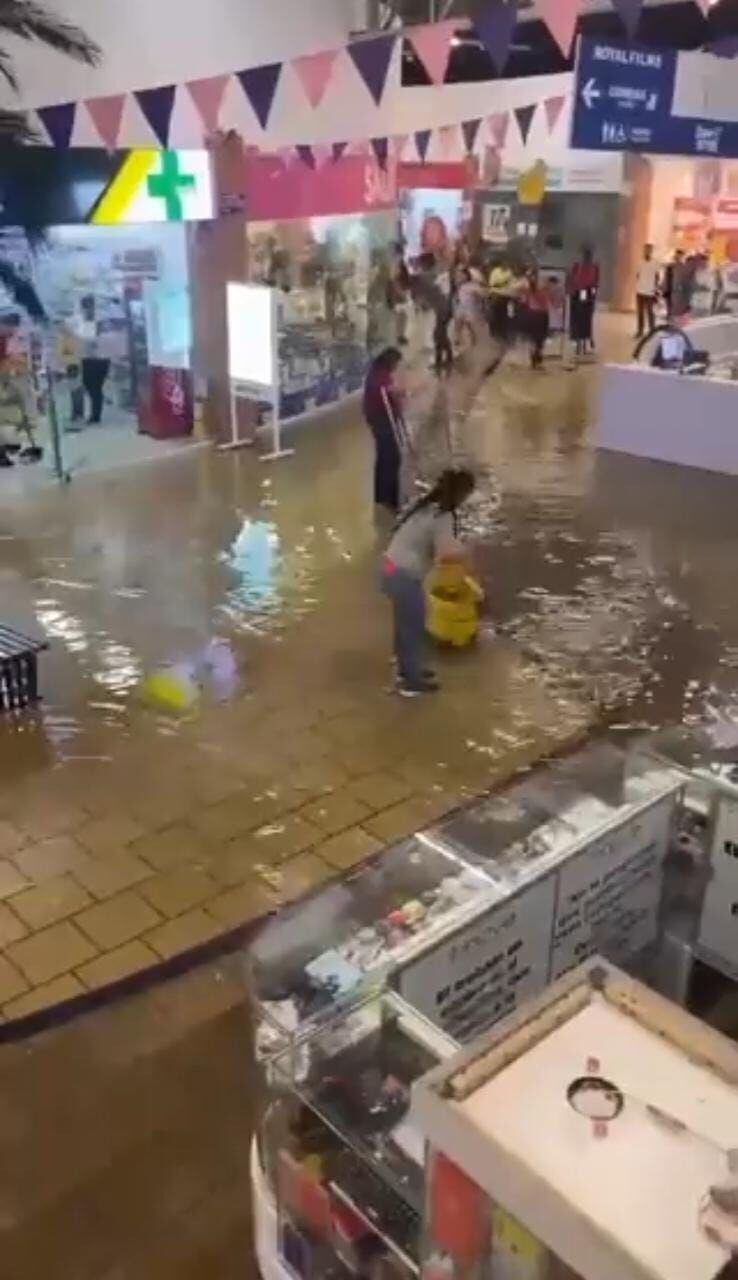 Los trabajadores del centro comercial tuvieron que apoyar con escobas y recogedores para poder disminuir la inundación.