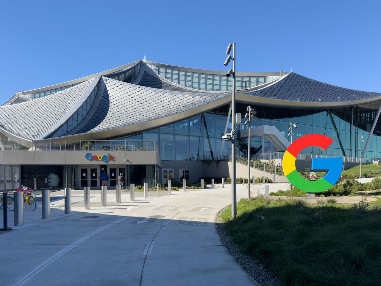 Se muestra una señalización fuera del nuevo campus de Bay View de Google el 20 de enero de 2023 en San José, California.