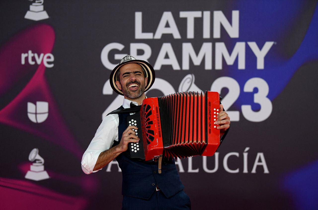 El músico colombiano Gregorio Uribe se robó el show en la alfombra roja, tocando su acordeón.