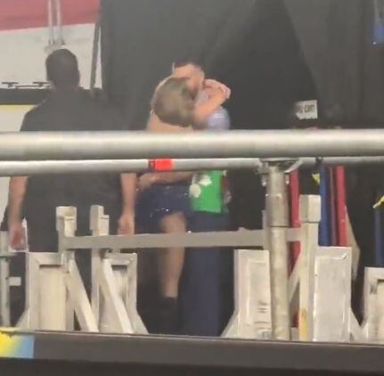 Taylor Swift corriendo a besar a Travis Kelce después de su show en Argentina.