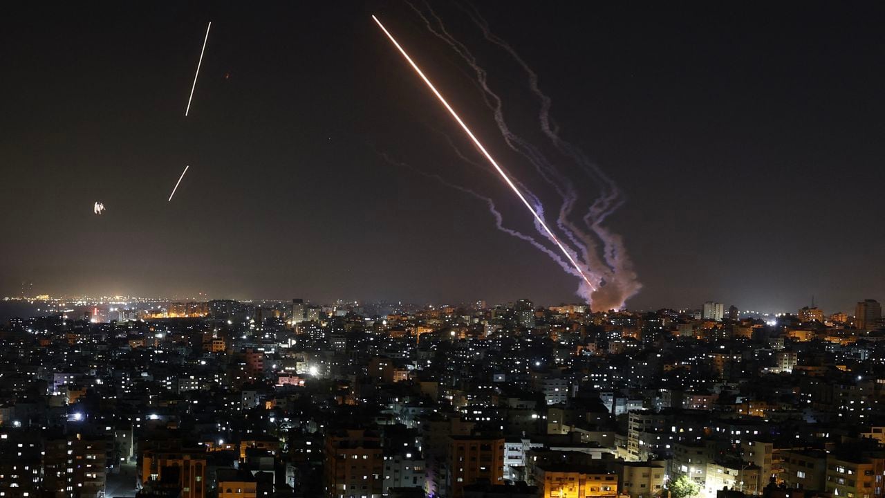 Se disparan cohetes desde la ciudad de Gaza hacia Israel, el 10 de mayo de 2023. El ejército de Israel y los militantes de Gaza intercambiaron fuertes disparos transfronterizos el 10 de mayo.