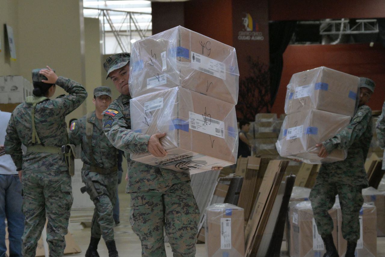 Miembros de las Fuerzas Armadas transportan material electoral en el centro de procesamiento electoral montado en el centro cultural Ciudad Alfaro en Montecristi, Ecuador, el 19 de agosto de 2023