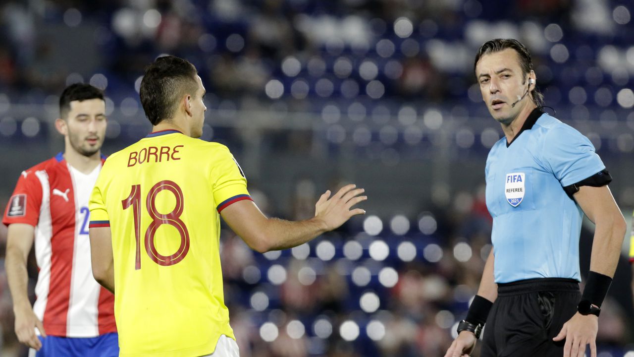 Rafael Santos Borré en el último partido de Colombia visitando a Paraguay por eliminatorias.
