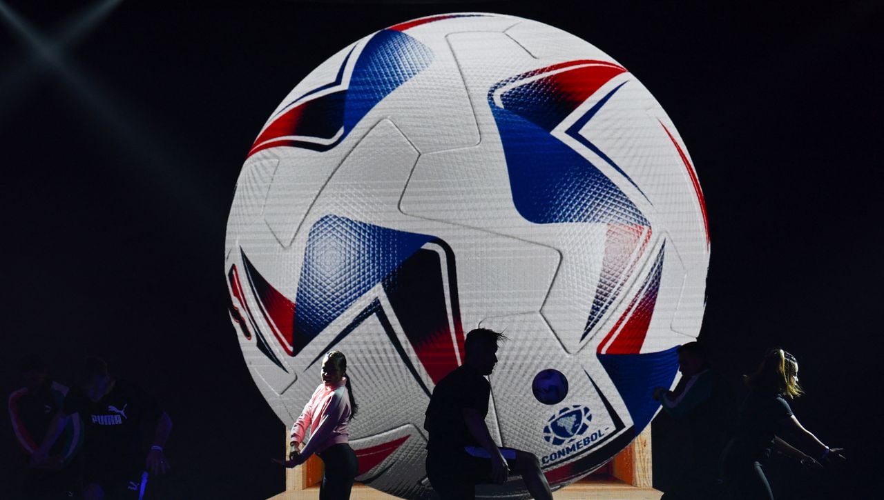 Cumbre, el balón oficial de la Conmebol Copa América 2024, se presenta durante el sorteo final de la competencia de fútbol Conmebol Copa América 2024 en el James L. Knight Center en Miami, Florida, el 7 de diciembre de 2023. (Foto de ANGELA WEISS / AFP)