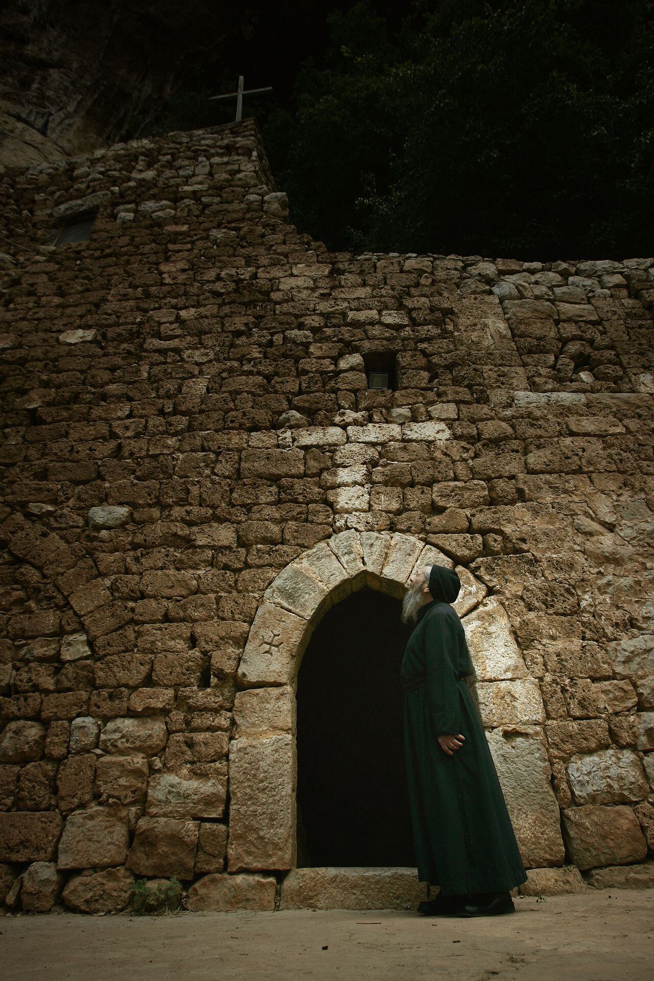 El colombiano Darío Escobar se encuentra a la entrada de su ermita en Hawka, en el valle de Qadisha, en el norte del Líbano, el 16 de octubre de 2009.
