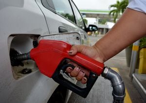 Hoy, el 33% del precio de la gasolina corriente son impuestos, como el IVA, la sobretasa, tarifa de marcación, transporte 
y pago al productor.