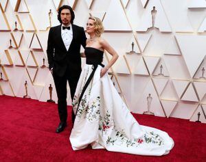 Adam Driver y su esposa en la alfombra roja de los premios Óscar.