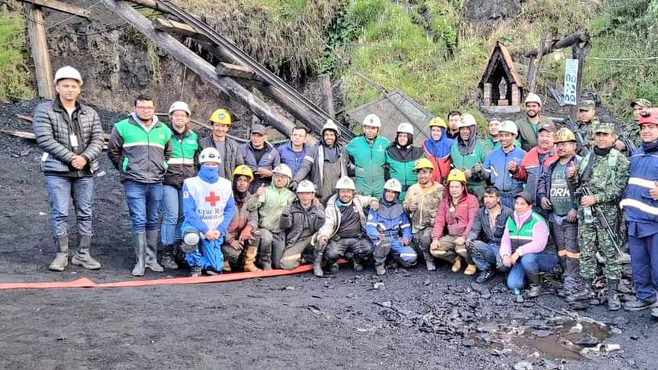 Los dos mineros y el equipo de rescate compuesto por población del sector, ejercito, Defensa Civil, Cruz Roja y Agencia de Minas.