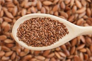 La semilla de lino puede mejorar los niveles de colesterol en la sangre.